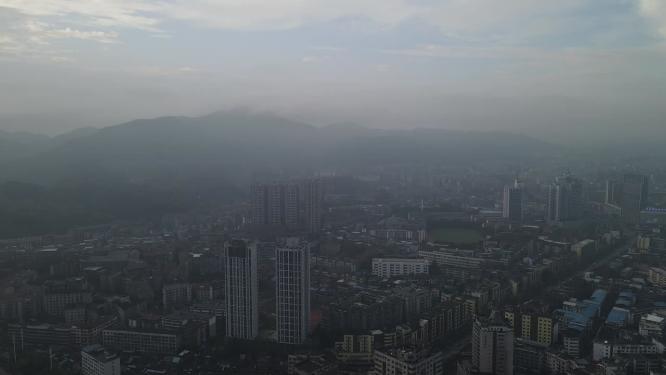 城市清晨迷雾航拍