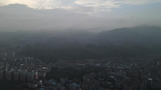 城市清晨迷雾航拍