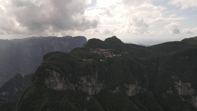 航拍湖南张家界森林公园天门山景区