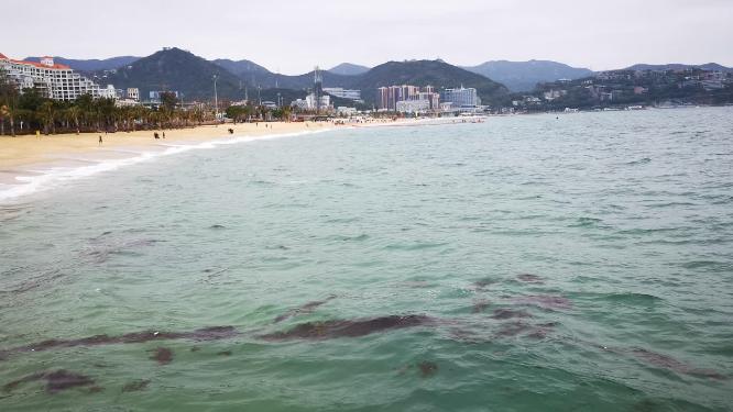 实拍海浪拍打礁石