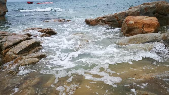 实拍海浪拍打礁石