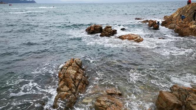 实拍大海礁石海浪