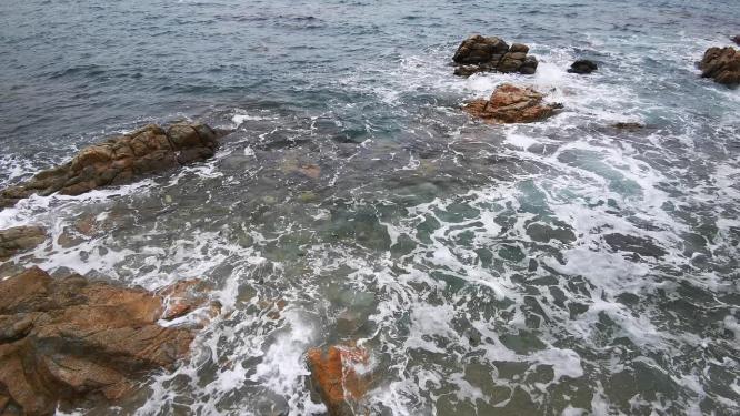 实拍大海礁石海浪