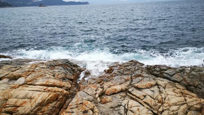 实拍大海礁石海浪