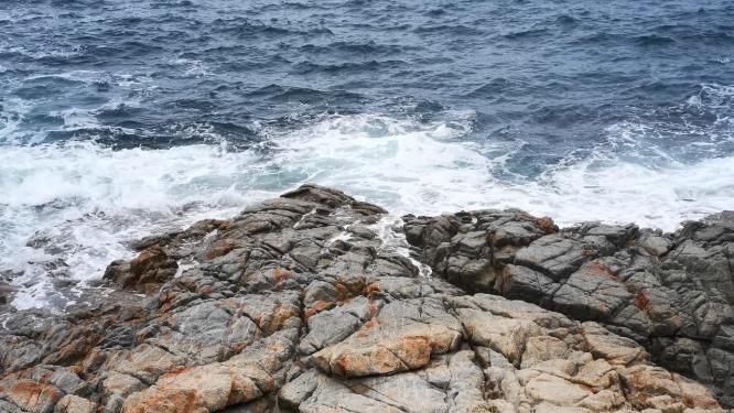 实拍大海礁石海浪