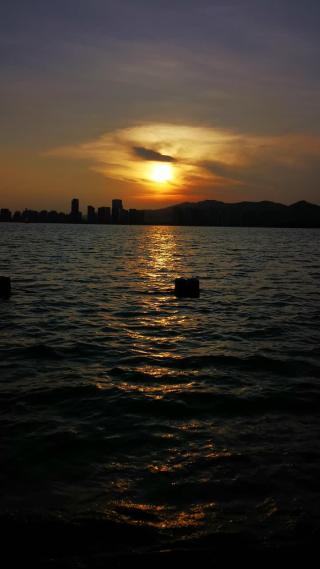 实拍海边落日晚霞