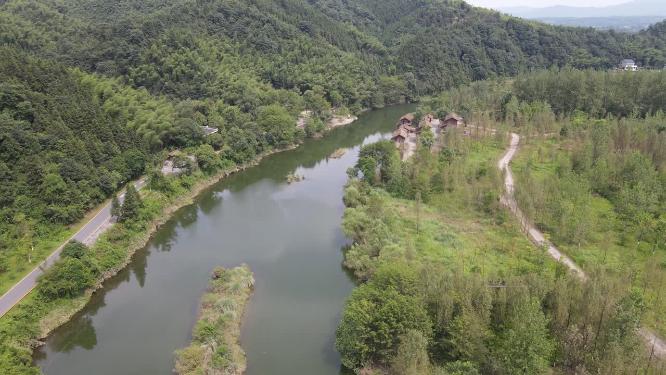 航拍河中小岛