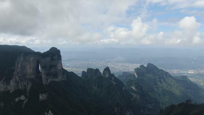 航拍湖南张家界森林公园天门山景区