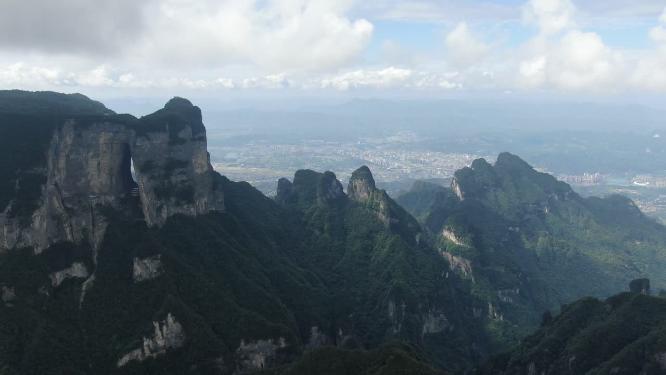 航拍湖南张家界森林公园天门山景区