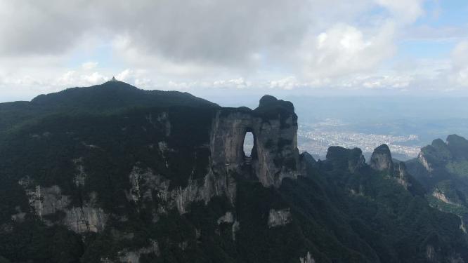 航拍湖南张家界森林公园天门山景区