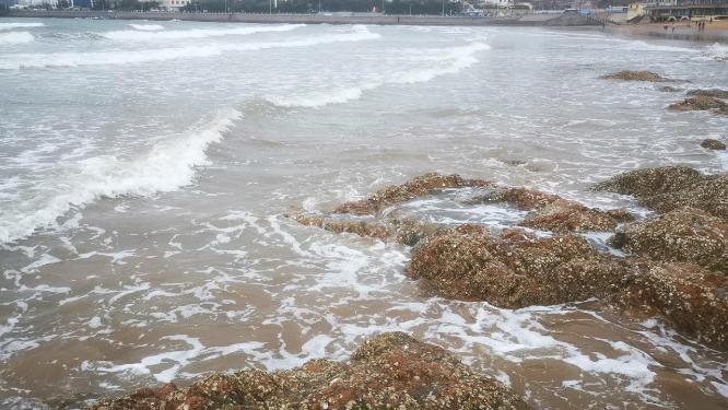 实拍海浪拍打礁石