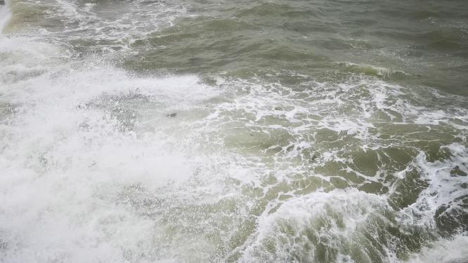 实拍波涛汹涌的海浪