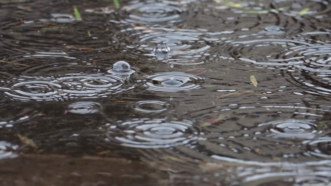 雨水滴落地面水坑