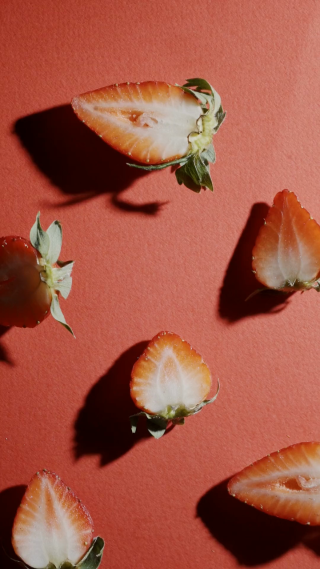 草莓静物拍摄 展示拍摄 红色背景