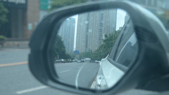 后视镜特写街景
